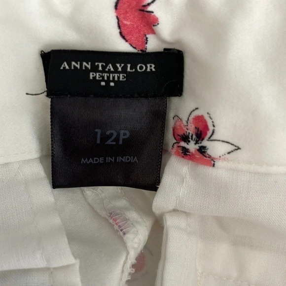 ANN TAYLOR Flower Print Classic Shorts White Pockets Mid Rise Size 12 Petite - Picture 6 of 9